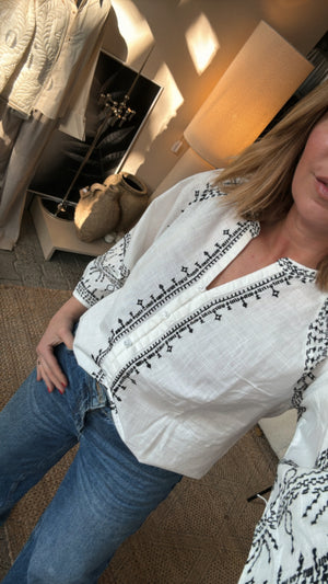 Bluse Sara mit schwarzer Stickerei weiß Cream