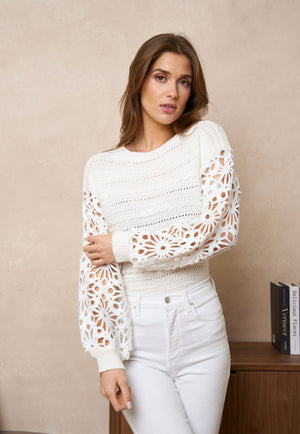 Pullover bestickter Arm weiß