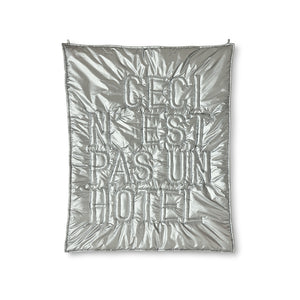 Wandbild 'Ceci n'est pas un hôtel'