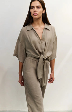 Bluse mit Zierknoten und weiten Ärmeln