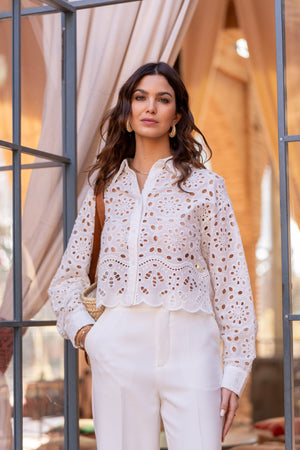 Bluse in United English Stickerei kurz weiß Attentif