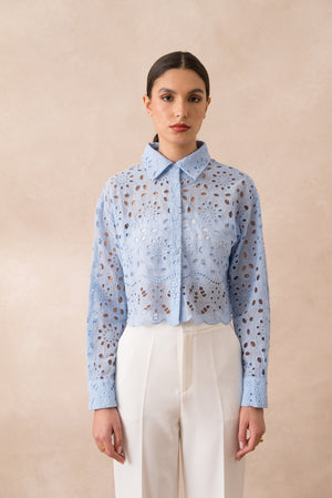 Bluse in United English Stickerei kurz hellblau Attentif